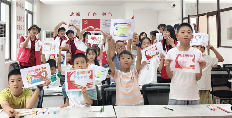 三下乡 | 巧手绘童心，爱国润无声：“数智兴禾”社会实践队点亮仁合社区课堂