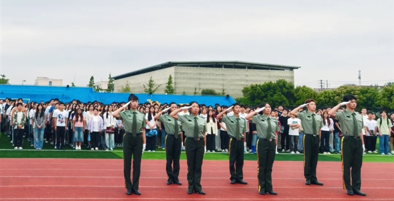 以“信息力量与青年使命”为引！信管学院2025级新生首迎大学升旗仪式