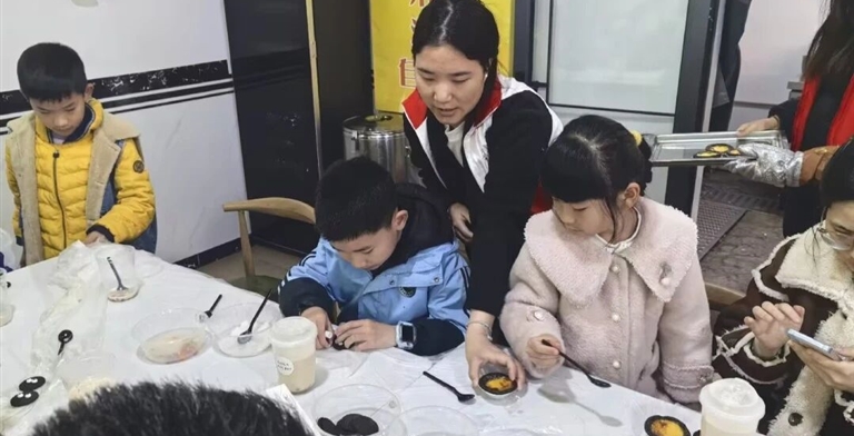 指尖温情传邻里，手作时光暖社区 | 信管学院青协赴三观社区开展志愿服务活动