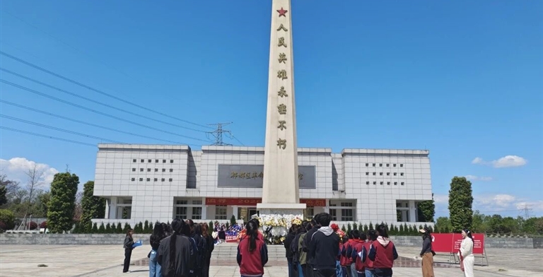清明祭英烈，薪火永相传 | 信息工程管理学院携手成都石室蜀都犀方路小学（锦城校区）共赴郫都区烈士陵园开展祭扫活动