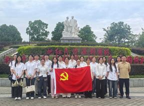 【一院一品·信管红翼】信息工程管理学院学生第三党支部赴书香广场开展“行走的课堂”主题党日活动