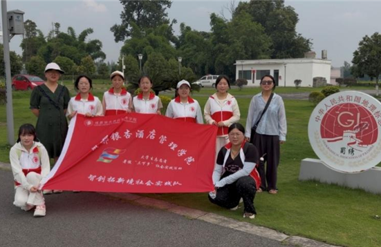 暑期“三下乡”|“智创拓新境”社会实践队用人工智能赋能非遗千年蜀绣与唐昌布鞋